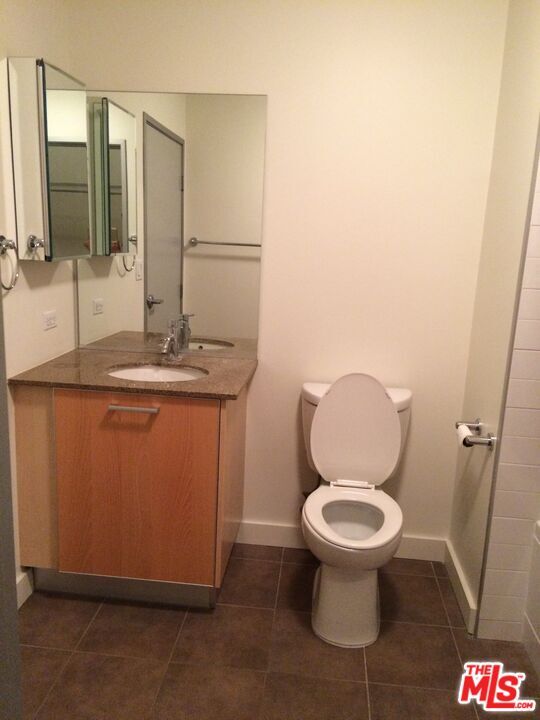 Foto del edificio - 645 W 9th St