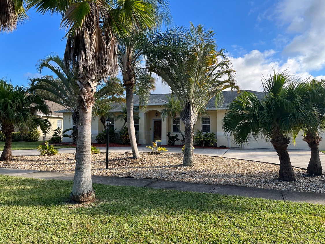 Front - 830 Riviera Dr NE