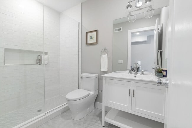Interior Photo - Washington Court (52 W)