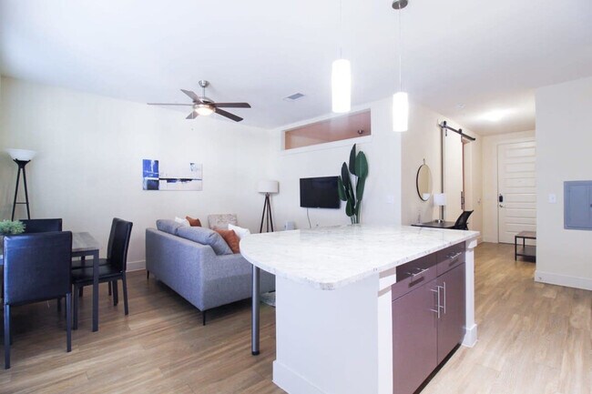 Building Photo - 1957 Fountain View Dr