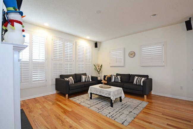 Building Photo - 2-Bed, 3-Bath Townhouse in a Great Location!