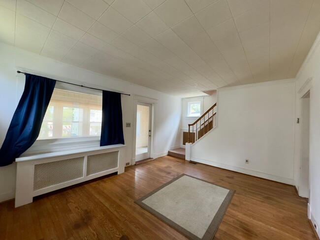 Building Photo - Charming 3 Bedroom/1.5 Bathroom Home in Ha...