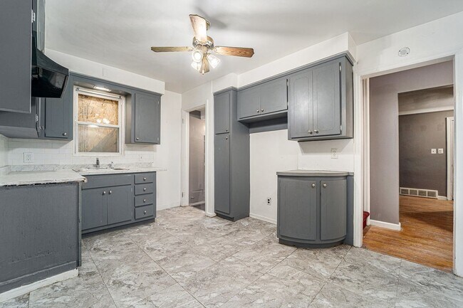 Foto del edificio - 6306 Farmbrook St