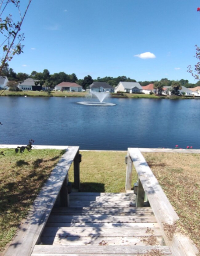 Foto del edificio - SPACIOUS WATERFRONT 3 bed/3.5 bath with lo...