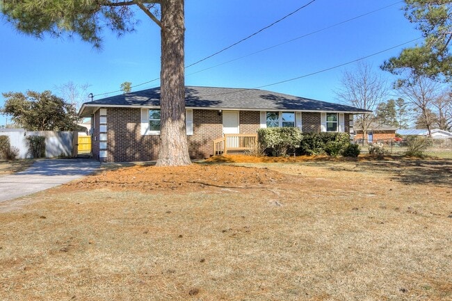 Building Photo - 208 Maywood Dr