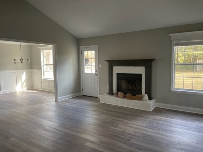 Building Photo - Beautiful Remodeled 3BD/2B Home!!