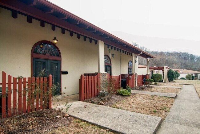 Foto del edificio - Great studio location in Belle Forest!