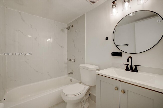 Foto del edificio - 1740 Funston St