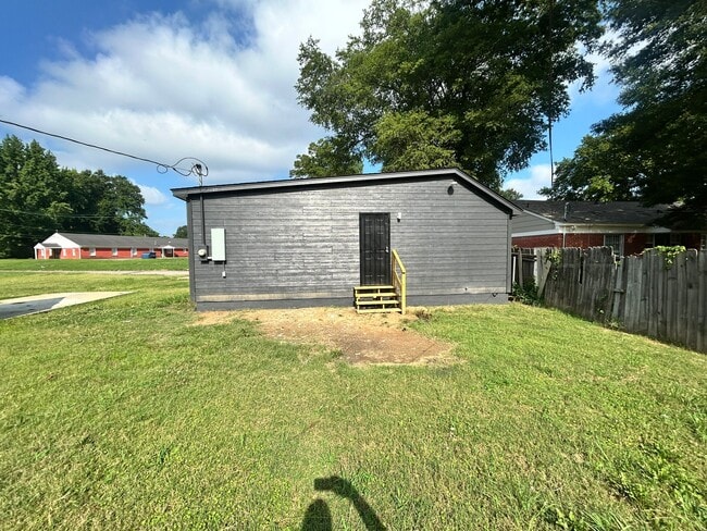 Building Photo - 1850 Davis Cir