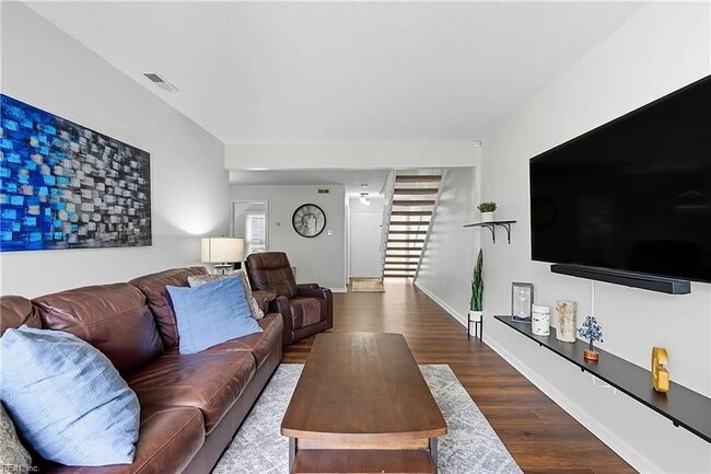 Foto del edificio - Updated 3BR Townhome — Assigned Parking, HOA Included, Military Welcome. Move in by March 31st an...