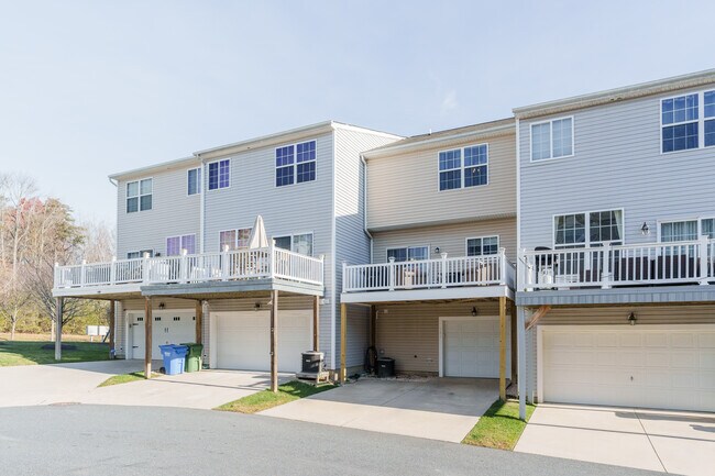 Foto del edificio - 121 Hopewell Dr