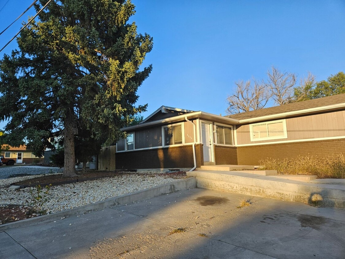 Primary Photo - 4 bed 2 bath in Denver