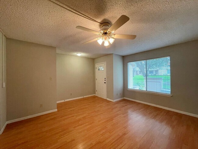 Building Photo - Great Condo for lease in North Austin!
