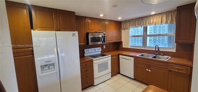 Building Photo - 1825 S Ocean Dr