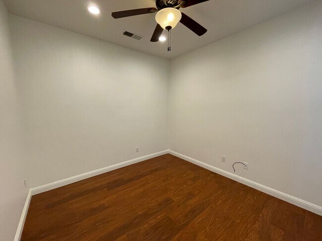 Foto del edificio - Charming & Spacious 4-Bedroom Home in Desi...