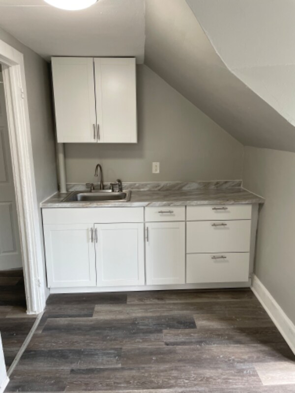 Building Photo - 586 Rutherford Ave