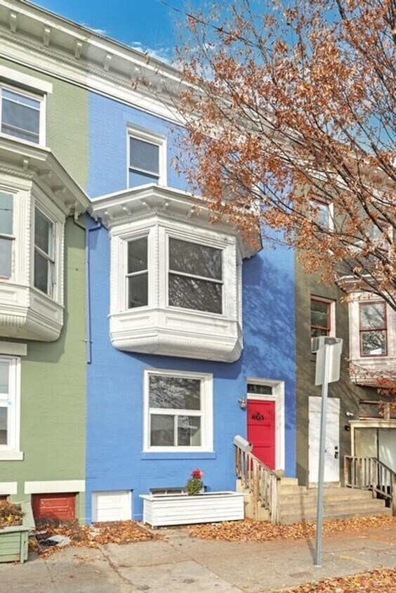 Foto principal - Available Now - Spacious 5 Bedroom, 1 Bath...