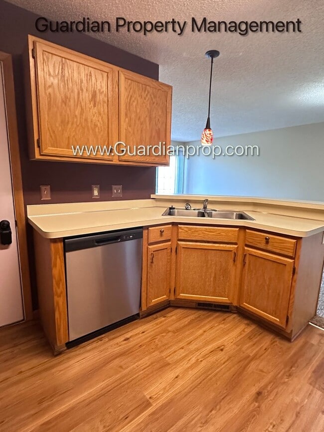 Building Photo - Apple Valley 2 Bedroom Town Home, Patio, Fireplace, 1 Car Garage, AC, New Carpet