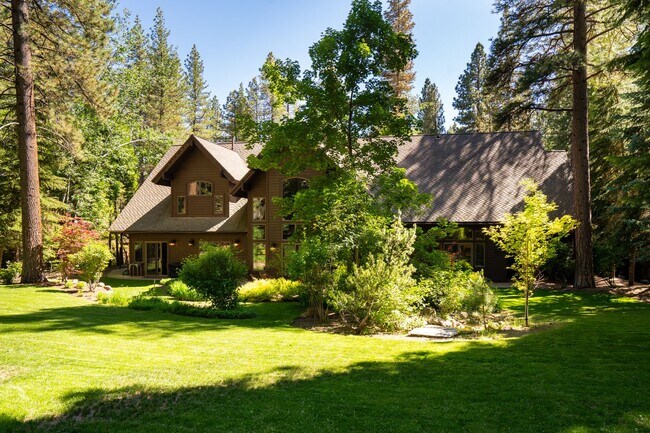 Building Photo - Exquisite 6-Bedroom 6-Bath Lakeshore Boule...