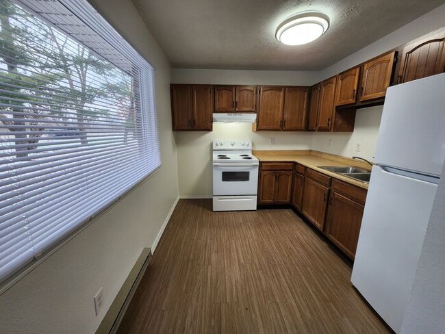 Building Photo - 2 Bedroom Apartment Close to Mall