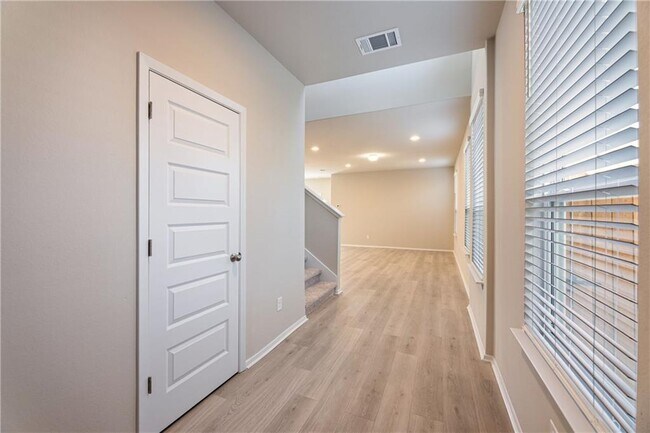 Building Photo - 220 Trailside Ln