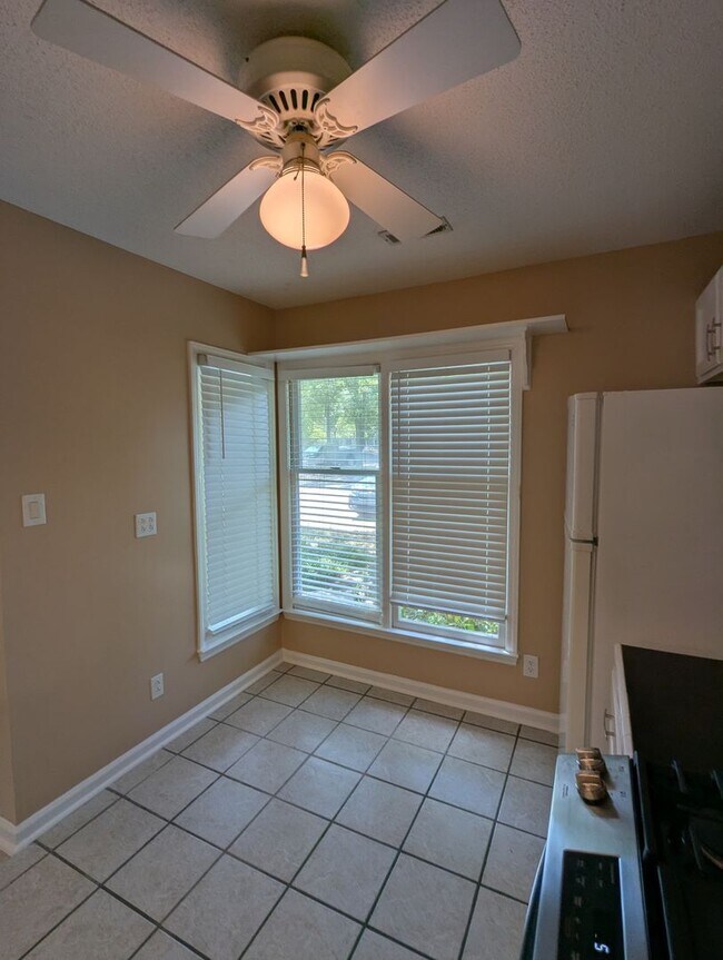 Building Photo - Beautiful townhouse with lakeside views, c...