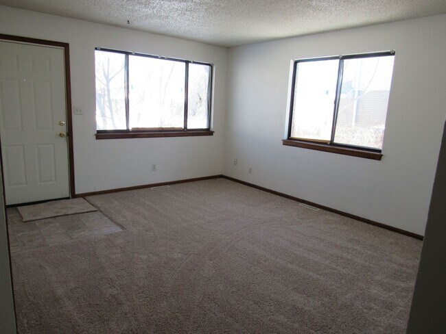Foto del edificio - 3 bedroom Ranch Style Duplex backing to open space.