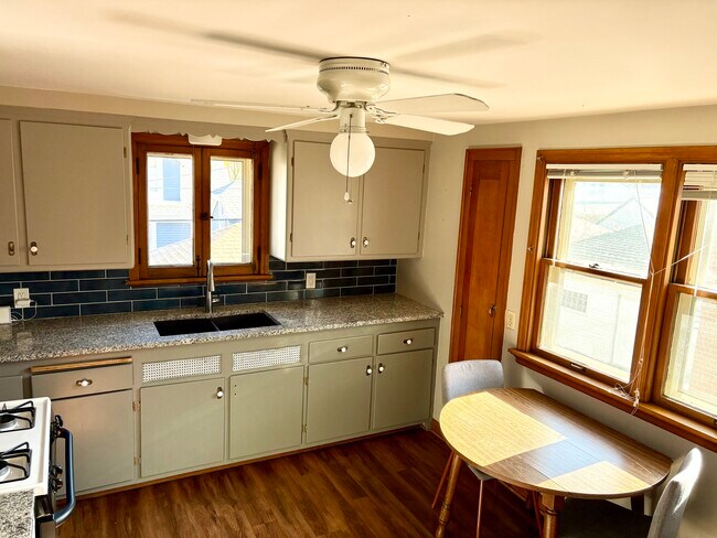 Foto del edificio - 2216 Lefeber Ave