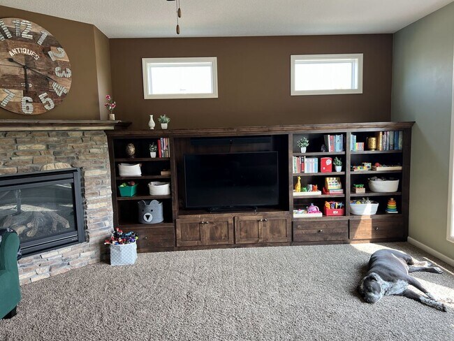 Building Photo - Beautiful Executive 5 bedroom single famil...