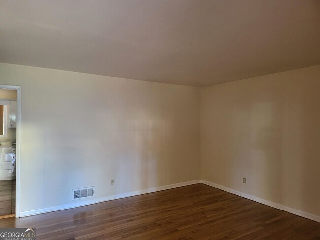 Foto del edificio - 2647 McGlynn Dr
