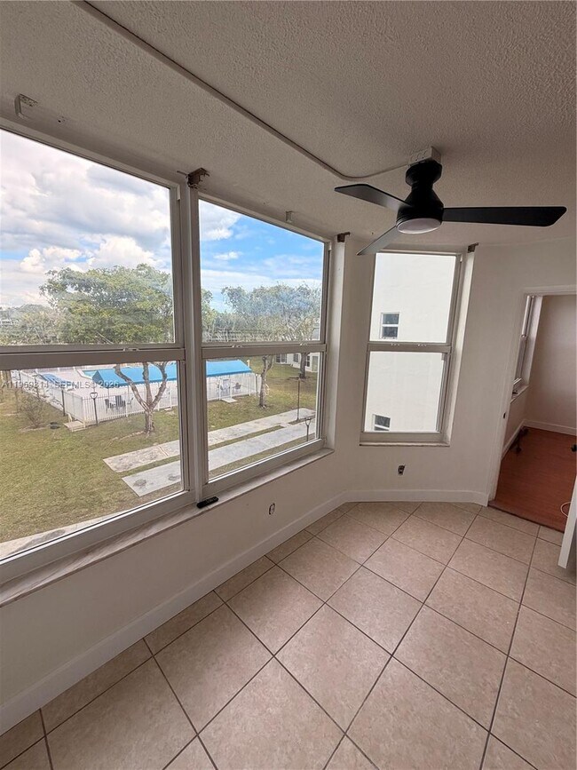 Foto del edificio - 1351 NE 191st St