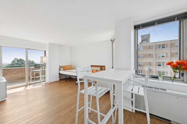 Building Photo - Renovated Studio w/ Private Balcony Glover...