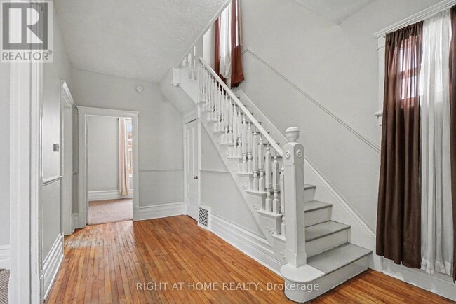 Building Photo - 486 Victoria St