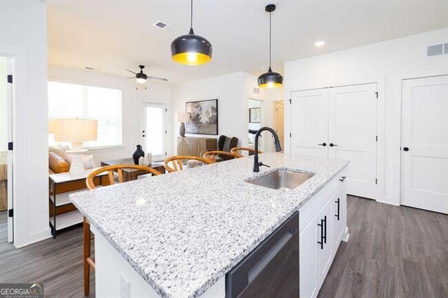 Foto del edificio - 2023 W Iris Dr SE