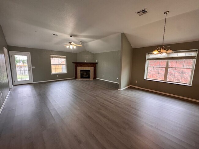 Foto del edificio - 3 bed 2 bath, great colors, furnishings and amenities!  Storm Shelter! Moore Schools , call us to...