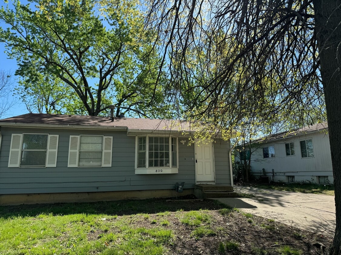 Primary Photo - 830 SE Eastgate Dr