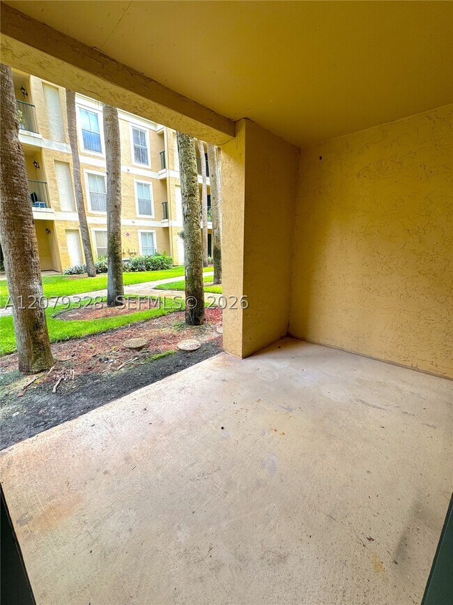 Foto del edificio - 777 Riverside Dr