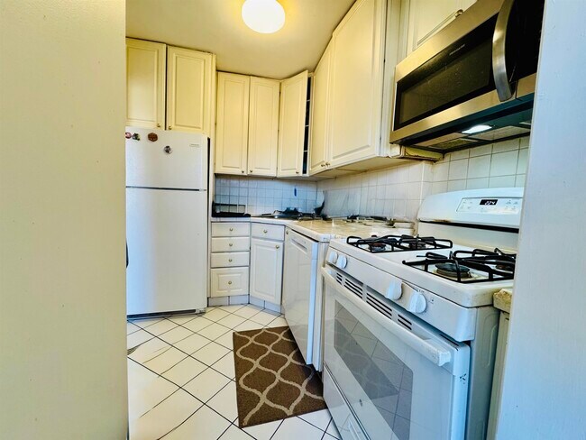 Building Photo - 225 St Pauls Ave