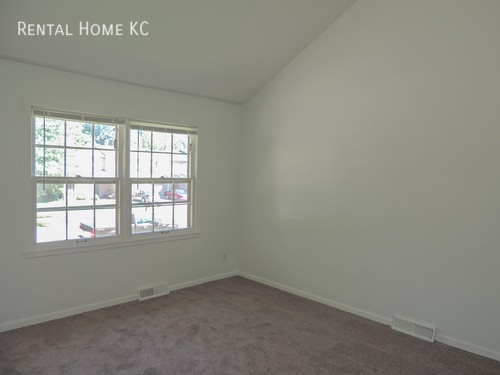 Building Photo - 3-bedroom 2-full-bath duplex w/ finished l...