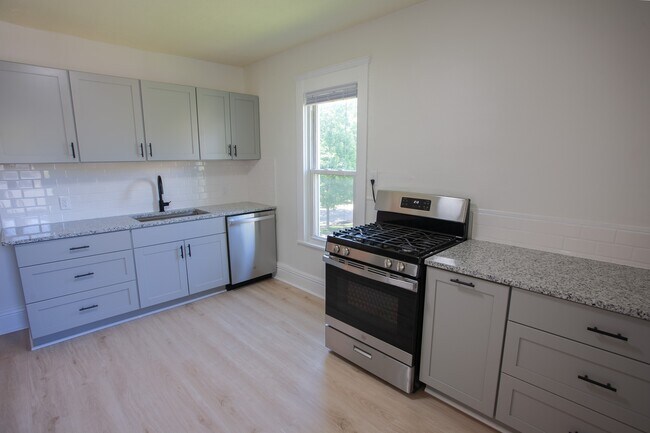 Foto del edificio - 1851 W 45th St