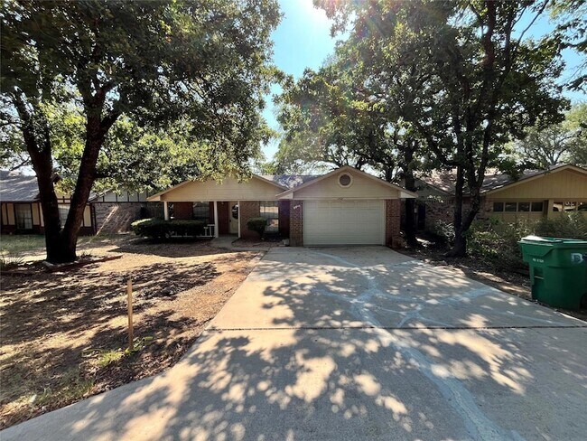 Foto del edificio - 1208 Pin Oak Dr