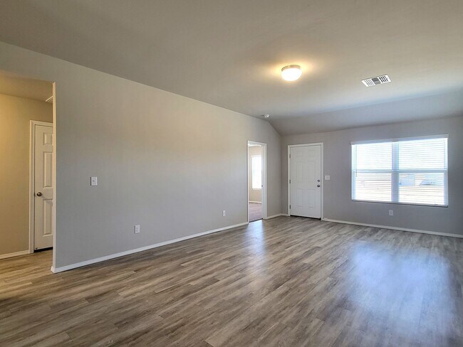 Foto del edificio - NEWLY BUILT HOME IN HARRAH!!!!