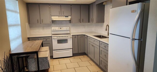 Foto del edificio - 5004 Avery Rd