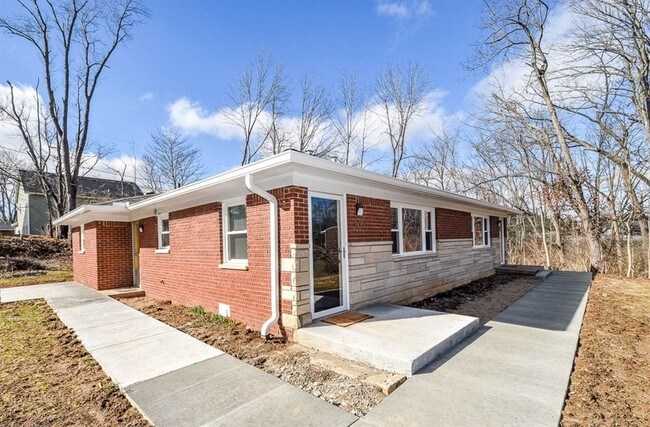 Building Photo - Duplex For Lease