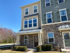 Building Photo - 402 Willow Bend Dr