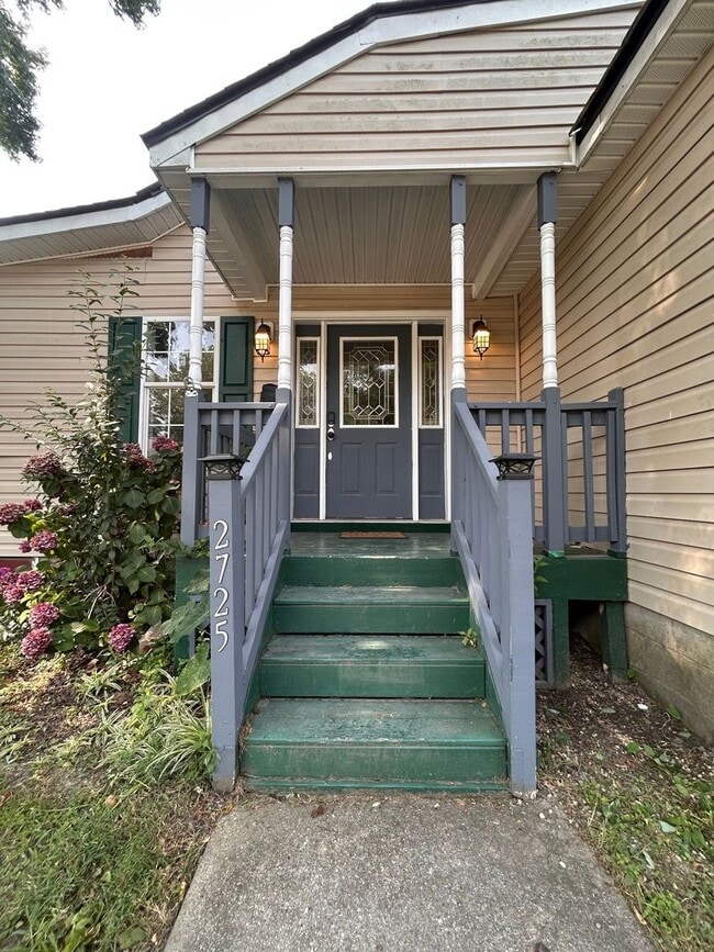 Building Photo - Spacious 4-Bedroom Home W/Sunroom & Large ...
