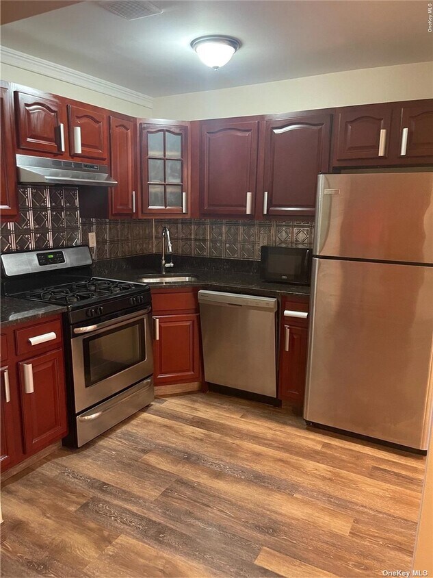 Foto principal - 65-40 Metropolitan Ave