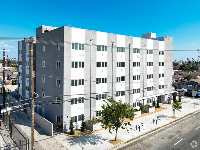 Building Photo - Beautiful and Spacious 1 bed/1 bath Apartment ~ Comes with Appliances, All Utilities Included, No...