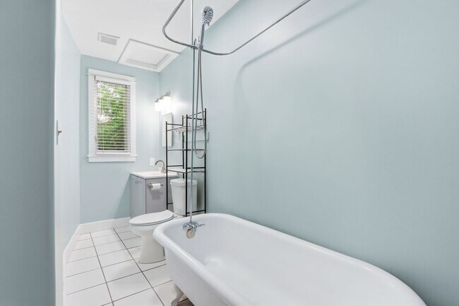 Building Photo - Large Three Bedroom in Historic District