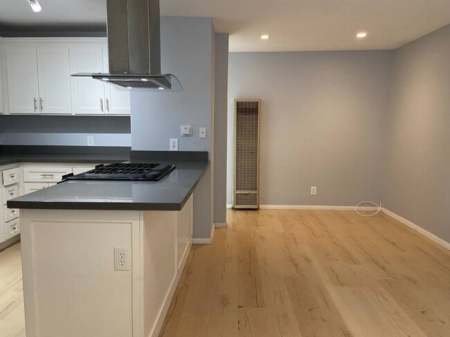 Building Photo - 302 Bicknell Ave